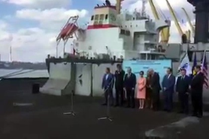 Украинские чиновники встретили судно с углем из США пением гимна