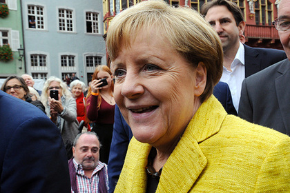 В Германии занялись расследованием нападения старушки с зонтиком на Меркель