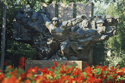 В Казахстане неизвестные осквернили памятник советским воинам