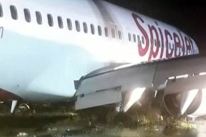 В Мумбаи из-за проливных дождей в грязи застрял самолет