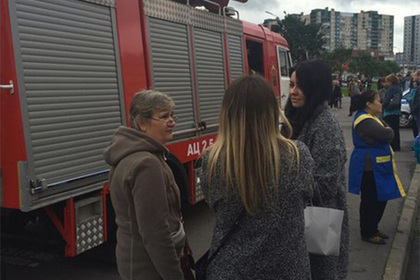 В торговых центрах Петербурга началась эвакуация из-за звонков о бомбах