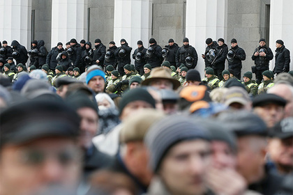 Аваков назвал хламом митингующих у здания Рады