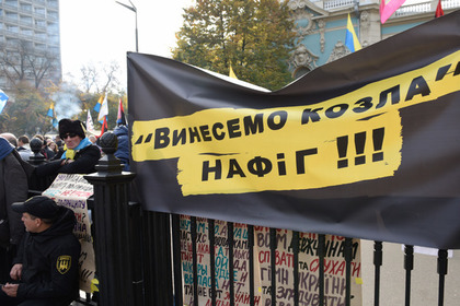 Киевские протестующие пришли к Порошенко и спели гимн Украины