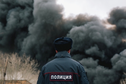 Полицейский вынес детей из горящего дома в Свердловской области