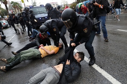 Полиция открыла стрельбу резиновыми пулями по голосующим в Каталонии