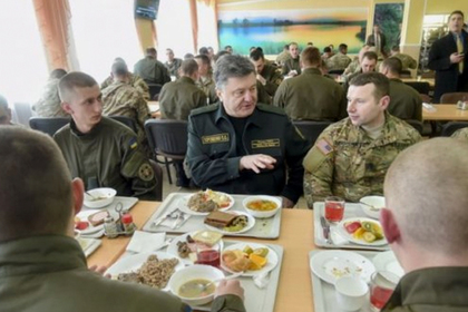 Порошенко поведал об уникальности украинского армейского сухпайка