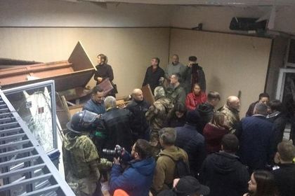 Украинские радикалы устроили погром в здании суда и забаррикадировались в нем