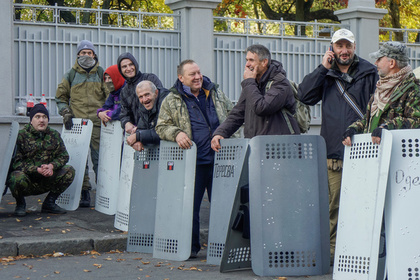 В Киеве полицейские попытались отобрать у митингующих свои щиты и амуницию