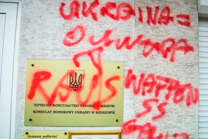 В Польше на украинском консульстве написали «Убирайтесь вон» и «Украина — ОУН»