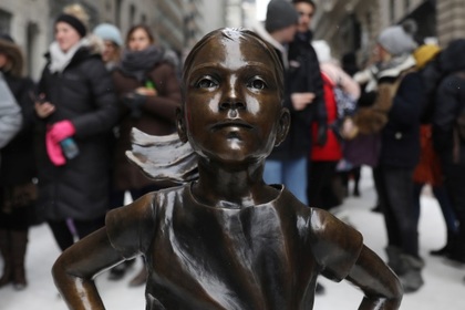 Заказчика скульптуры против гендерного неравенства оштрафовали за сексизм в США
