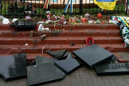 Житель Севастополя разрушил памятник героям Небесной сотни в Киеве