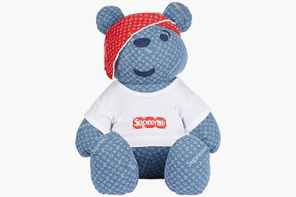 Голубого медведя Louis Vuitton в футболке Supreme продадут ради детей