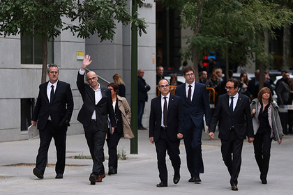 Испанский суд арестовал восемь бывших руководителей Каталонии