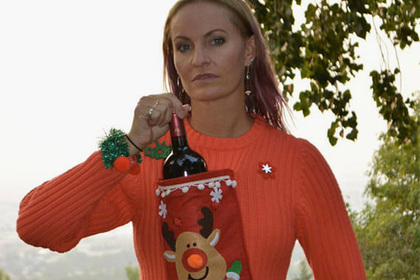 Любителям выпить предложили уродливый свитер с карманом под бутылку