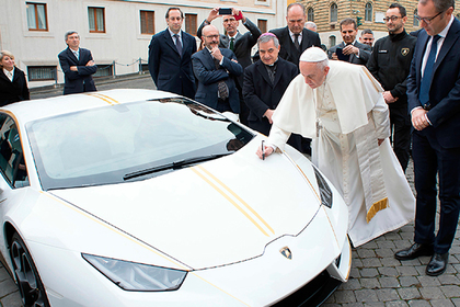 Папа Римский оставил след на капоте подаренного ему Lamborghini