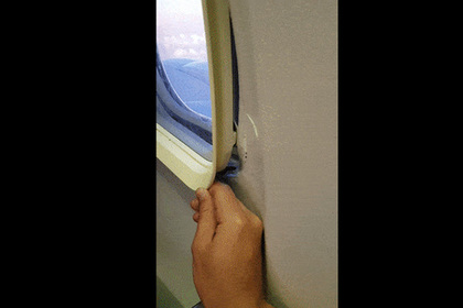 Пассажир показал выпадающий из самолета иллюминатор