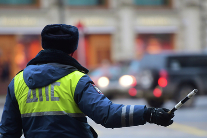 Прокатившийся по тротуару у Кремля водитель сдался полиции