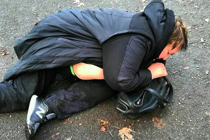 Пьяная украинка выпала из-за руля и заснула на дороге
