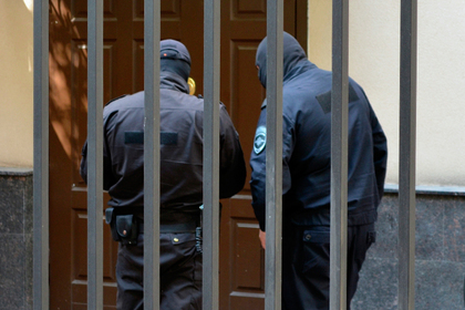 Троих полицейских задержали за взятку от наркоторговцев в Москве