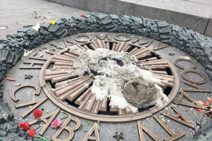 В Киеве снова залили Вечный огонь цементом