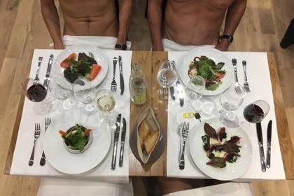В Париже открылся первый ресторан для любителей обедать в голом виде