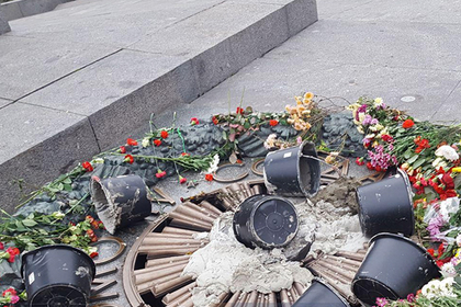 Вечный огонь в Киеве залили цементом