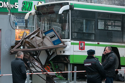 Автобус влетел в остановку в Москве
