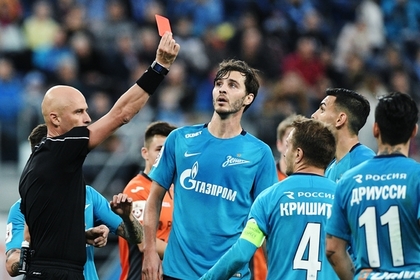Российский судья показал футболисту красную карточку и оставил его на поле