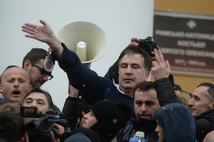 Саакашвили пообещал вернуть наручники в СБУ