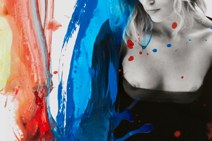 Японец набрызгал краски на голую грудь польской модели