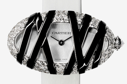 Женщинам предложили овальные часы с бриллиантами