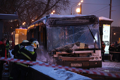Автобус въехал в подземный переход у метро в Москве по вине водителя