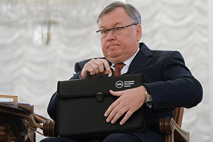 Глава ВТБ увидел в санкциях стремление Запада поменять власть в России
