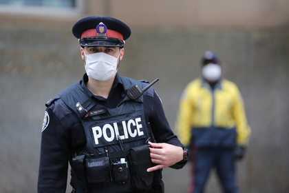 Канадские полицейские под наркотиками сели на измену и вызвали подмогу