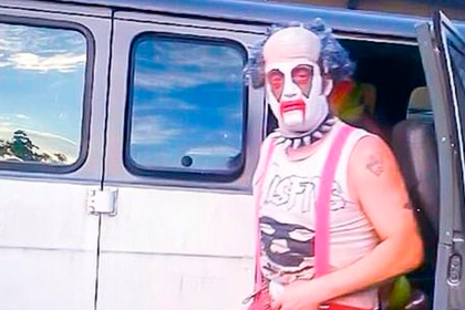 Клоун-металлист попытался провезти десять килограммов кокаина в Японию