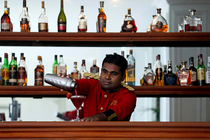 На Шри-Ланке женщинам разрешили и сразу запретили покупать алкоголь