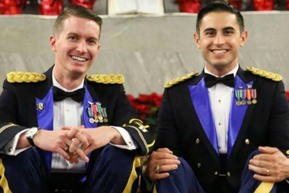 Пара действующих военных впервые заключила гей-брак в военной академии США