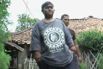 «Самый толстый мальчик в мире» похудел и смог встать с дивана
