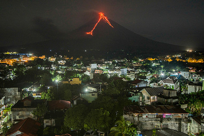 Тысячи филиппинцев сбежали от потоков лавы и вулканического «фейерверка»