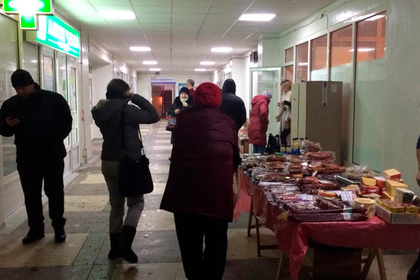 В киевских поликлиниках начали торговать колбасой