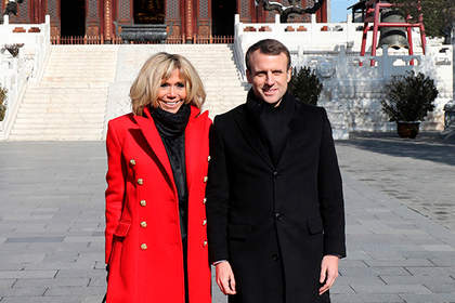Жена президента Франции оделась в цвета китайского флага