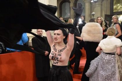 Активистка Femen оголилась перед Порошенко на Венском балу
