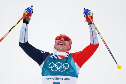 Норвежский лыжник устроил завал с россиянами и стал олимпийским чемпионом