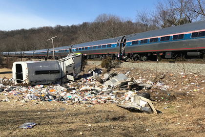 Поезд с американскими политиками врезался в мусоровоз