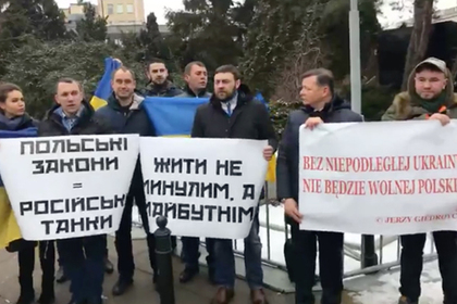 Украинские депутаты плюнули на заседание Рады и уехали грозить Польше танками