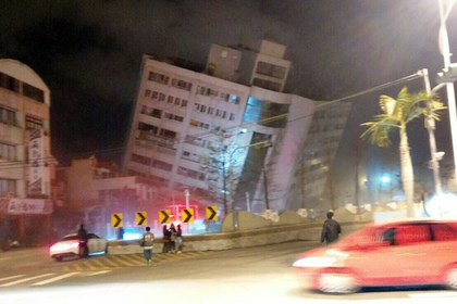 В результате землетрясения на Тайване обрушился отель