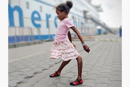 Африканскую девочку с развернутыми назад коленями спас медицинский корабль
