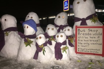 Армия снеговиков в Англии похоронила снежную бабу и потребовала правосудия