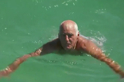 Австралийский пенсионер отбился от акулы голыми руками