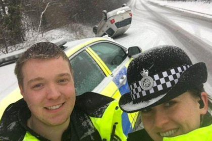 Фото полицейских на фоне аварии выдало британку перед матерью